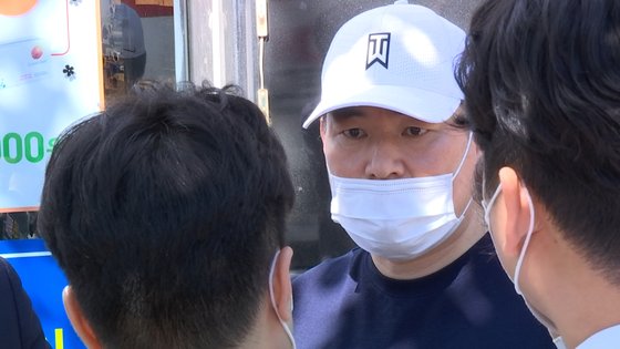 유동규 전 성남도시개발공사 기획본부장이 지난달 30일 경기 용인시 자택 앞에서 기자들과 만나 질문에 답하고 있다. JTBC 캡처