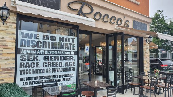 미국 뉴욕 브루클린의 한 카페에 '성별, 인종, 나이 등으로 차별하지 않듯, 백신 접종 여부로 차별하지 않겠다'는 안내문이 내걸렸다. 이광조 기자
