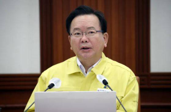 Prime Minister Kim Boo-kyum presides over a meeting of the Central Disaster and Safety Countermeasure Headquarters in response to COVID-19 at the government office in Seoul on the morning of October 1. Yonhap News