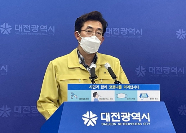 한선희 시 교통건설국장이 30일 시청 기자회견장에서 시내버스 파업에 따른 대책을 설명하고 있다. 뉴시스