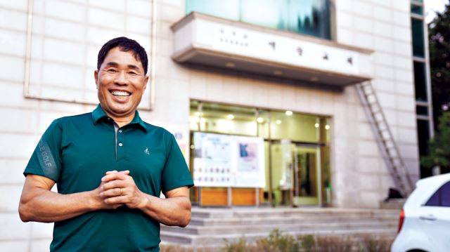 이병섭 장로가 지난 23일 인천 백송교회에서 인터뷰를 마치고 교회 앞에서 포즈를 취했다.