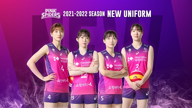 흥국생명의 21-22 시즌 유니폼을 입은 (왼쪽부터) 이주아, 김미연, 김해란, 박혜진. 사진=흥국생명 배구단 제공
