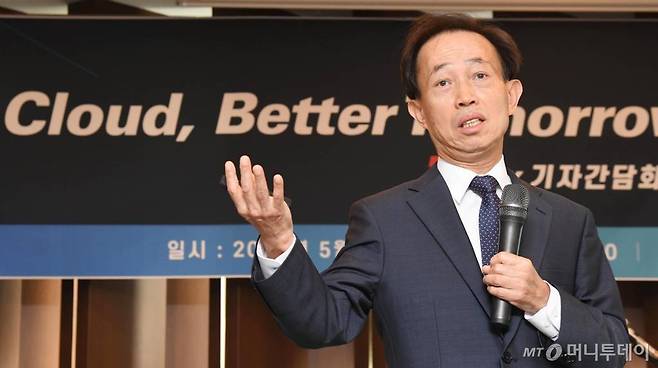 박대연 티맥스 회장이 2019년 5월23일 오전 서울 중구 한국프레스센터에서 열린 기자간담회에서 클라우드 스페이스, 클라우드 오피스, 클라우드 스터디 등 서비스형 소프트웨어(SaaS) 3종을 출시 계획을 발표하고 있다. /사진=이동훈 기자 /사진=이동훈 기자 photoguy@