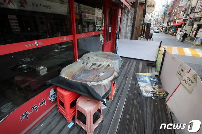 (서울=뉴스1) 조태형 기자 = 30일 오후 서울 서대문구의 한 식당의 문이 닫혀 있다.  이날 홍남기 부총리 겸 기획재정부 장관은 제46차 비상경제 중앙대책본부 회의를 통해