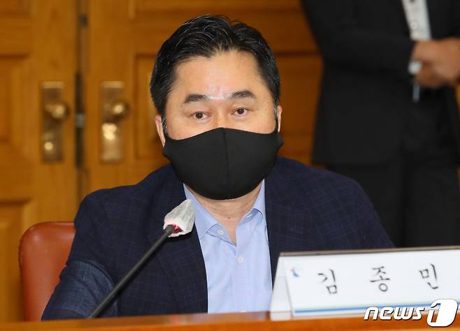 (서울=뉴스1) 국회사진취재단 = 2021년 국정감사가 시작된 1일 서울 서초구 대법원에서 열린 국회 법제사법위원회의 대법원(법원행정처), 사법연수원 등에 대한 국정감사에서 더불어민주당 김종민 의원이 질의하고 있다. 2021.10.1/뉴스1