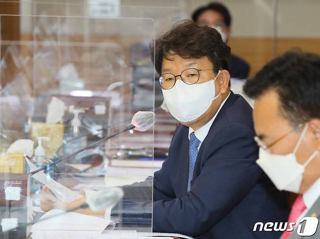 (서울=뉴스1) 국회사진취재단 = 권성동 국민의힘 의원이 1일 서울 서초구 대법원에서 열린 국회 법제사법위원회의 대법원(법원행정처), 사법연수원 등에 대한 국정감사에서 질의하고 있다. 2021.10.1/뉴스1