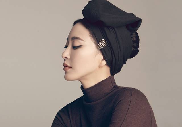 '디디에 두보'(DIDIER DUBOT) 뮤즈 한예슬이 'Multiple Identity 캠페인'의 일환으로 작가이자 철학가인 '시몬 드 보부아르'를 오마주했다. 세련된 헤어밴드 스타일링과 브라운 다이아몬드·화이트 사파이어 주얼리로 눈길을 사로 잡았다./사진제공=디디에 두보