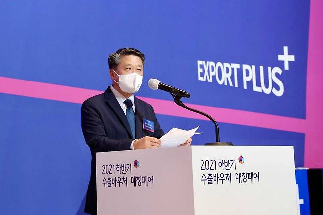 김학도 중소벤처기업진흥공단 이사장이 1일 강남 그랜드인터컨티넨탈 서울파르나스호텔에서 열린 수출바우처 매칭페어에서 인사말을 전했다.[중소벤처기업진흥공단 제공]