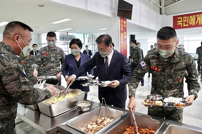 문재인 대통령이 1일 국군의날을 맞아 경북 포항 해병대 제1시단 교육훈련단 식당에서 장병들과 함께 식사했다. [청와대 제공]