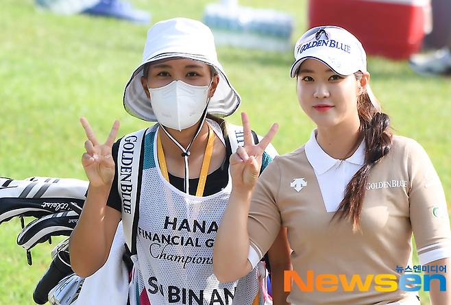 안수빈과 캐디를 맡은 홍세희(왼쪽)가 1번홀 티샷을 마친 후 인사를 하고 있다.