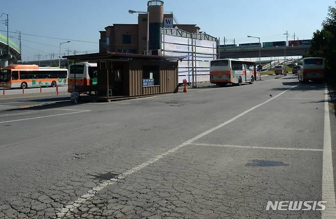 [익산=뉴시스] 김얼 기자 = 전북 전주시를 제외한 13개 시·군 민의 발인 시외·시내 버스의 만근 1일 단축 등의 조정 회의가 이어지고 있는 30일 전북 익산시 지선 환승장이 텅 비어 있다. 2021.09.30. pmkeul@newsis.com