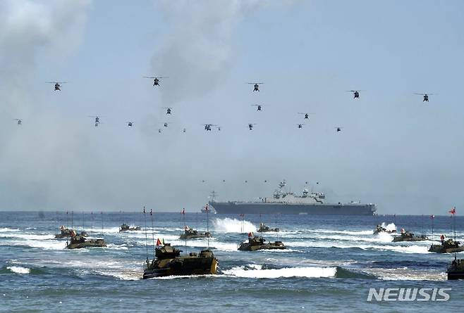 [포항=뉴시스] 김진아 기자 = 1일 오전 경북 포항 도구해안에서 제73주년 국군의 날을 기념해 실시된 합동상륙작전(작전명: Peacemaker) 시연 행사에서 해병대원들이 KAAV(한국형상륙돌격장갑차)로 상륙하고 있다. 2021.10.01. bluesoda@newsis.com