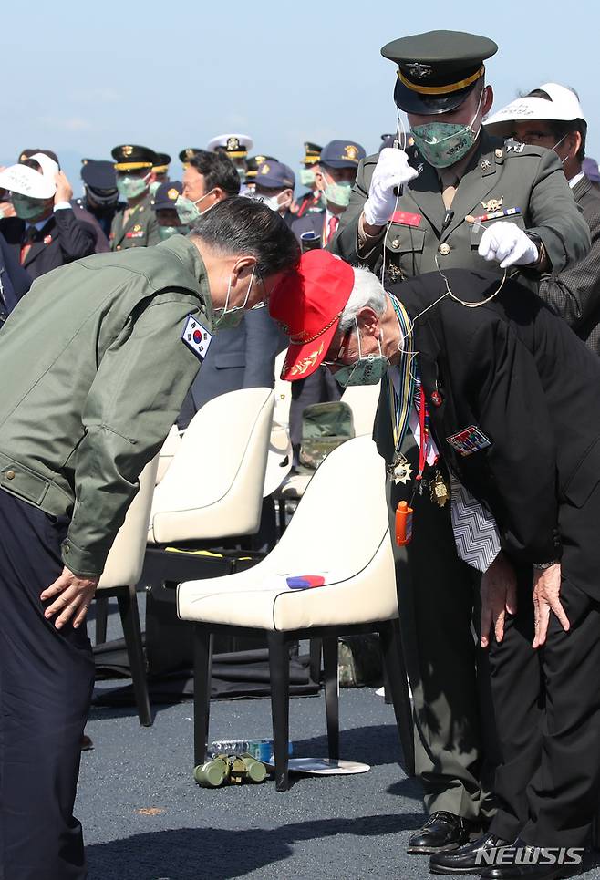 [포항=뉴시스] 김진아 기자 = 문재인 대통령이 1일 경북 포항 영일만 해상 마라도함에서 열린 제73주년 국군의 날 기념식에서 해병대 1기 이봉식 옹에게 인사하고 있다. 2021.10.01. bluesoda@newsis.com