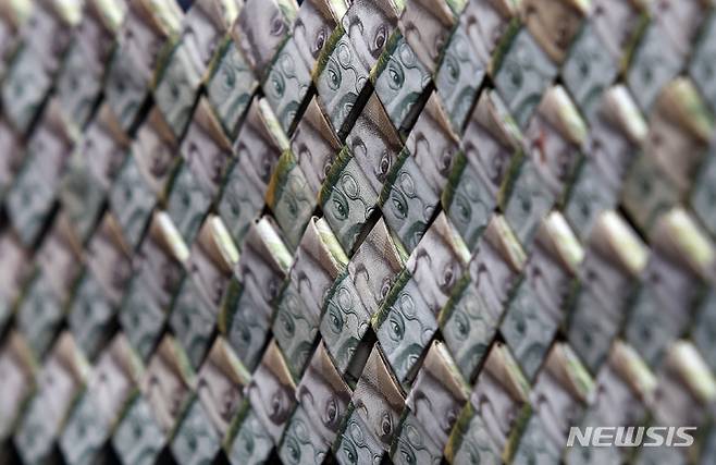 [라파라다(콜롬비아)=AP/뉴시스]2018년 2월22일 베네수엘라 이웃 콜롬비아의 라파라다에서 휴지조각처럼 가치가 없어진 베네수엘라의 볼리바르 화폐를 사용해 만든 지갑의 모습. 세계 최악의 인플레이션으로 화폐가 휴지조각처럼 가치를 잃어버린 베네수엘라가 1일 100만 볼리바르를 1볼리바로로 바꾸는 100만분의 1의 화폐 개혁을 단행한 새 볼리바르 화폐를 선보였다. 2021.10.1