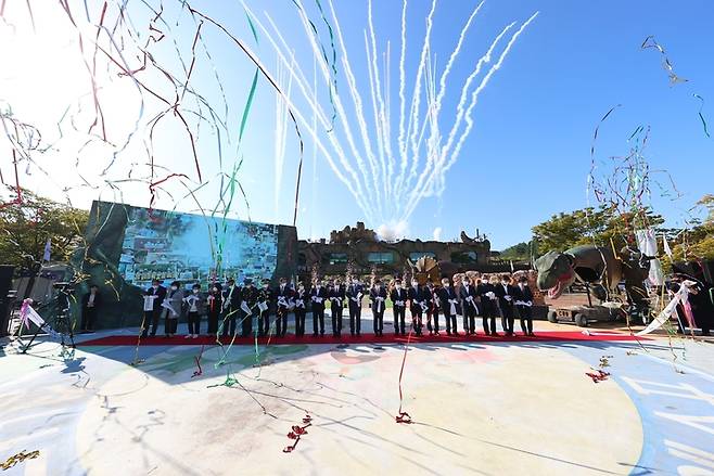 [고성(경남)=뉴시스] 신정철 기자= 경남고성군은 1일 엑스포 주행사장인 당항포관광지에서 지난 2006년을 시작으로 다섯 번쨰 '2021경남고성공룡세계엑스포'를 개막, 38일간의 출항을 시작했다. 이날 오전 엑스포 주행사장 당항포관광지에서 백두현 군수, 박종훈 교육감, 정점식 국회의원 등 49명이 참석한 가운데 공룡엑스포 개장식을 개최하고 있다.(사진=고성군 제공).2021.10.01.  *재판매 및 DB 금지