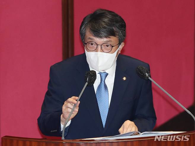 [서울=뉴시스] 최동준 기자 = 열린민주당 김의겸 의원이 16일 서울 여의도 국회 본회의에서 교육·사회·문화 분야 대정부질문에서 조선일보 사주 일가의 부동산 재산 내역을 공개하며 언론사 사주 재산공개 관련 입법 예고 발언을 하고 있다. (공동취재사진) 2021.09.16. photo@newsis.com