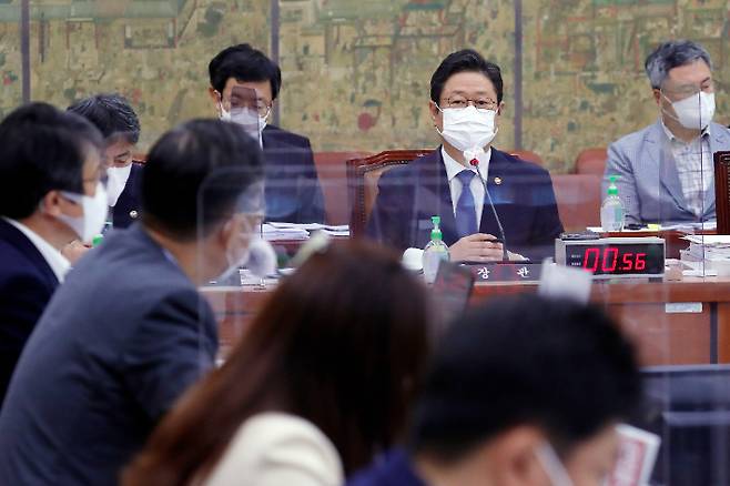 국회 국정감사에서 질문에 답하고 있는 황희 문체부 장관. 국회사진기자단