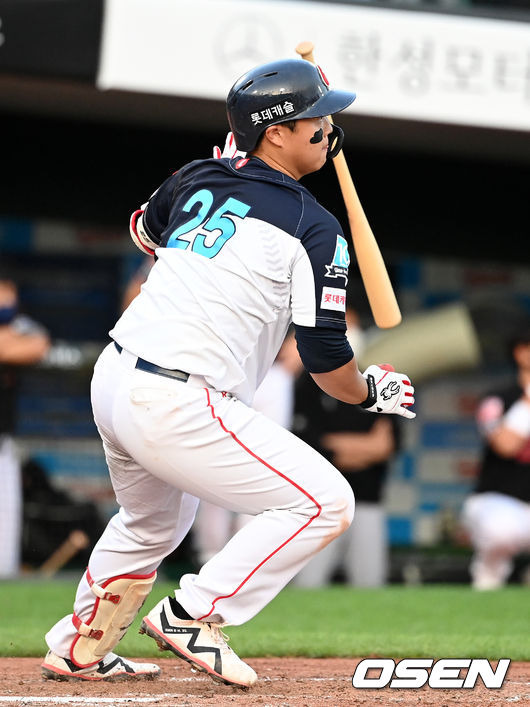 [OSEN=부산, 이대선 기자] 1일 오후 부산 사직야구장에서 ’2021 신한은행 SOL KBO 리그' 롯데 자이언츠와 KT 위즈의 더블헤더 1차전 경기가 열렸다.8회말 2사 2루에서 롯데 한동희가 좌중간 적시타를 치고 있다. 2021.10.01 /sunday@osen.co.kr