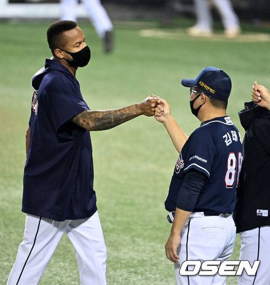 [OSEN=잠실, 지형준 기자]경기를 마치고 두산 미란다가 김태형 감독과 기뻐하고 있다. 2021.10.01 /jpenws@osen.co.kr