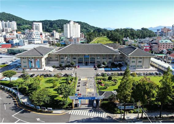 ▲여수시(권오봉)가 고용노동부가 추진하는 ‘신중년 경력형 일자리사업’에 3년 연속 선정되면서 내년 3개 사업에 8억 9천200여만 원의 사업비를 확보했다. ⓒ여수시