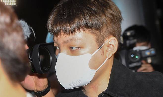 무면허 운전·경찰관 폭행 등 혐의로 입건된 래퍼 장용준(노엘)이 지난 30일 조사를 받기 위해 서울 서초경찰서로 들어서고 있다. 공동취재