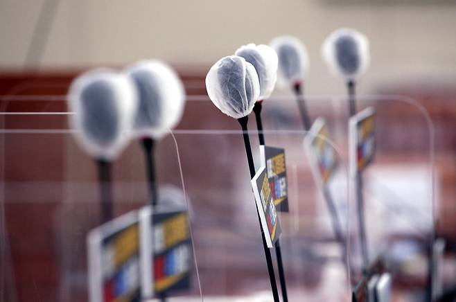 1일 오전 서울 여의도 국회에서 열린 외교통일위원회의 외교부·한국국제협력단·한국국제교류재단·재외동포재단 등에 대한 국정감사에서 국민의힘 의원들이 '대장동 개발 특혜 의혹'과 관련해 특검을 요구하는 손팻말을 붙이고 마이크를 세우며 항의하고 있다. 이날 오전 열린 외교통일위원회를 비롯한 상임위 국정감사 대부분이 파행을 겪고 있다. 뉴스1