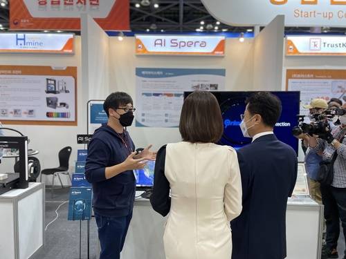 사진: 에이아이스페라의 강병탁 대표가 김정우 조달청장에게 사이버보안 솔루션과 AI,머신러닝 기술을 설명하고 있다.