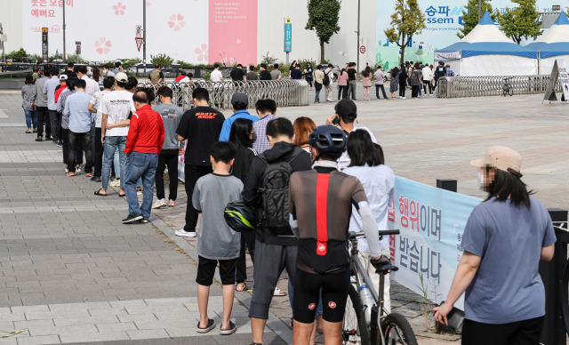 지난 27일 오전 서울 송파구 올림픽 공원 코로나19 임시 선별진료소에서 시민들이 검사를 받기 위해 대기하고 있다./연합뉴스