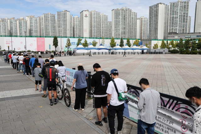 지난 27일 오전 서울 송파구 올림픽 공원 코로나19 임시 선별진료소에서 시민들이 검사를 받기 위해 대기하고 있다./연합뉴스