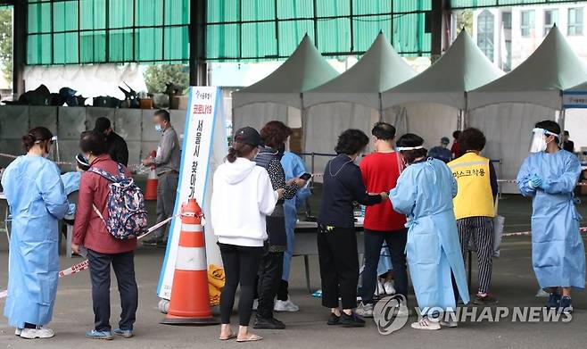 검사 기다리는 가락시장 상인들 (서울=연합뉴스) 임헌정 기자 = 국내 신종 코로나바이러스 감염증(코로나19) 확산세가 좀체 잦아들지 않는 가운데 30일 오전 서울 송파구 가락시장 '서울시 찾아가는 선별진료소'에서 상인들이 검사를 기다리고 있다. 2021.9.30 kane@yna.co.kr