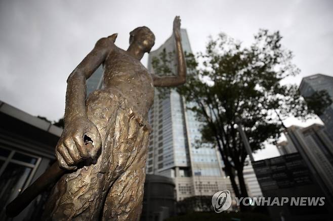 용산역 앞 강제징용노동자상 훼손 (서울=연합뉴스) 박동주 기자 = 29일 오후 서울 용산역 앞 광장에 있는 강제징용노동자상의 곡괭이 부분이 떼어져 훼손돼 있다. 2021.9.29 pdj6635@yna.co.kr