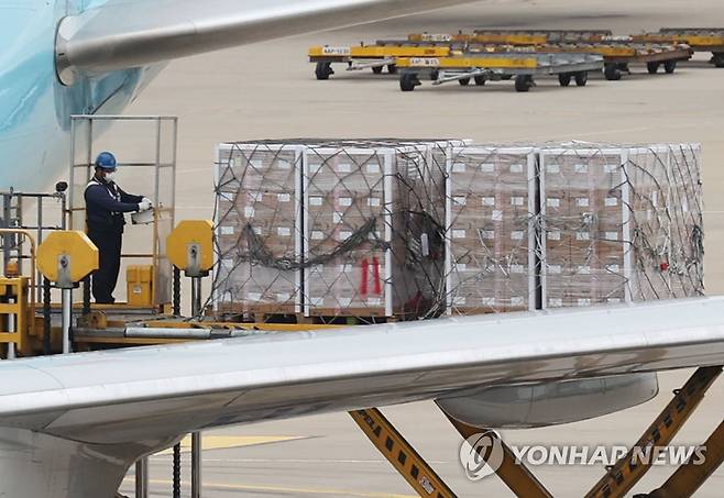 인천공항 도착한 모더나 백신 정부가 미국 제약사 모더나와 개별 계약한 신종 코로나바이러스 감염증(코로나19) 백신 물량 107만 1천회분이 지난 9월 25일 오후 인천공항 화물터미널에 도착하고 있다. [연합뉴스 자료사진]