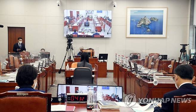 감사 중지된 교육부 국정감사 (서울=연합뉴스) 안정원 기자 = 1일 오전 서울 여의도 국회 교육위원회에서 열린 교육부에 대한 국정감사에서 국민의힘 의원들이 대장동 개발 사업에 대한 특검 수용을 촉구하는 손팻말을 자리에 붙여 감사가 중지되고 있다. 2021.10.1 [국회사진기자단] jeong@yna.co.kr