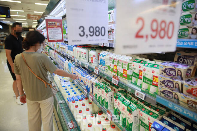 [이데일리 노진환 기자] 서울우유가 1일 우유 제품의 평균 가격을 평균 5.4% 인상했다. 이에 따라 편의점 기준 흰 우유 1리터의 가격은 2,700원에서 2,850원으로 인상되고 200ml의 제품은 950원에서 1,000원으로 인상됐다. 1일 서울 용산구의 한 대형마트에서 고객들이 우유 제품을 고르고 있다.
