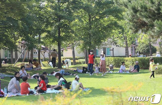 부산시민공원 잔디밭에 나들이객들이 모여 있다.2021.9.11© News1