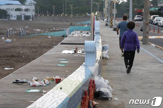 2일 오전 제주시 이호해수욕장에 밤사이 사람들이 버리고 간 쓰레기들이 쌓여 있다. 2021.10.2/뉴스1 © News1 오현지 기자