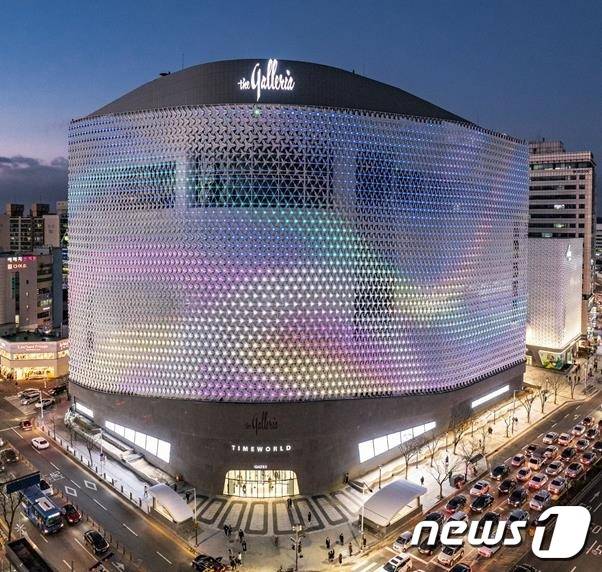갤러리아타임월드 야간 전경.  © 뉴스1