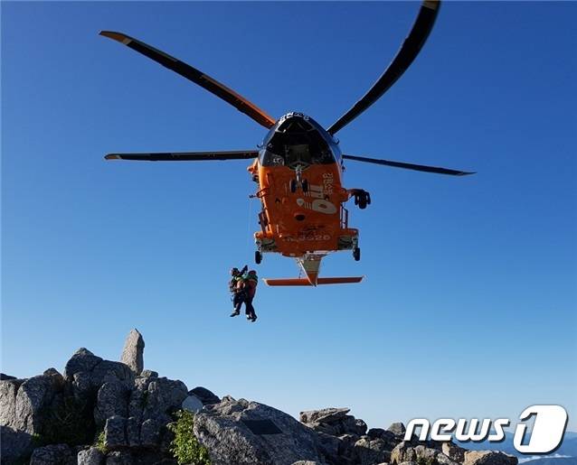 10월 연휴 첫날 강원도 내 산악사고가 잇따라 발생하는 가운데 2일 강원도 소방본부가 주의를 당부했다. 사진은 강원도 소방본부의 산악 사고자 구조 장면. (강원도 소방본부 제공.) 2021.10.2/뉴스1