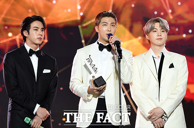 더팩트가 주최하고 팬앤스타(FAN N STAR)가 주관하는 '2021 TMA'가 2일 오후 인천 중구 파라다이스시티 호텔 플라자에서 열려 '대상'을 수상한 그룹 BTS의 RM(가운데)이 수상소감을 밝히고 있다./인천=임영무 기자