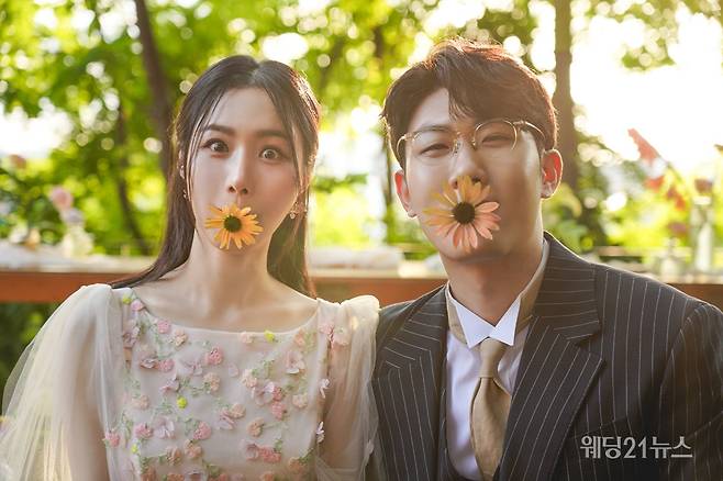 사진 : 웨딩드레스 이명순웨딩드레스,&nbsp;슈트 스플렌디노,&nbsp;포토그래퍼 정우(로미오프렌즈),&nbsp;영상 웨딩미,&nbsp;헤어 이혜진 (정샘물인스피레이션이스트점),&nbsp;메이크업 장정금 (정샘물인스피래이션이스트점),&nbsp;스타일리스트 정민경(퍼스트비주얼),&nbsp;웨딩디렉팅 봉드(해피메리드컴퍼니),&nbsp;플라워 닉스플로스,&nbsp;제품협찬 디바이디