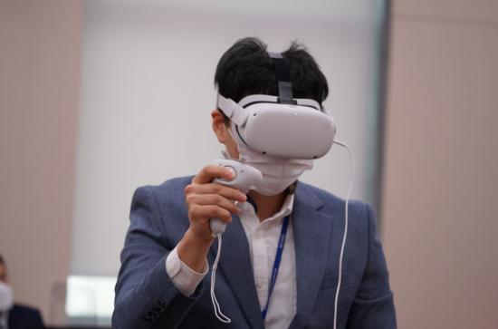 이상헌 의원의 보좌진이 VR 게임을 시연하는 모습. 사진=의원실 제공