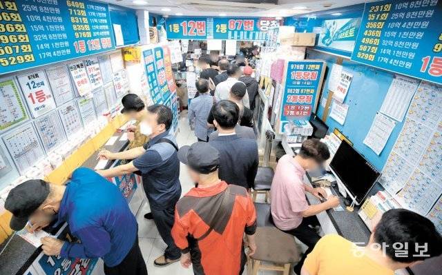 지난달 30일 서울 종로5가의 복권방. 5평 남짓한 가게 안에서 사람들이 신중하게 로또 번호를 용지에 적고 있다. 신종 
코로나바이러스 감염증(코로나19) 사태에도 올해 상반기(1∼6월) 복권 판매액은 역대 최대로 늘었다. 장승윤 기자 
tomato99@donga.com