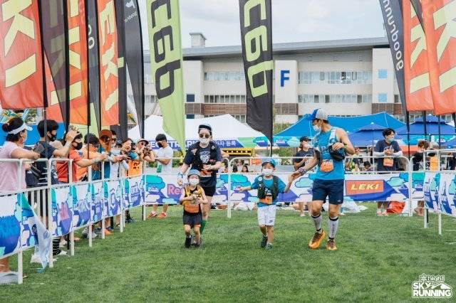 황용환 씨 가족이 지난해 7월 열린 하이원 스카이러닝 트레일러닝 대회에서 함께 달리고 있다. 황용환 씨 제공.