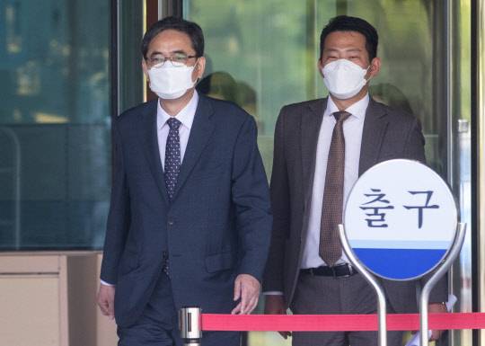 국회 떠나는 무소속 곽상도 의원



    (서울=연합뉴스) 안정원 기자 = 무소속 곽상도 의원이 아들의 '화천대유 퇴직금 50억원' 논란과 관련 2일 오전 서울 여의도 국회 소통관에서 국회의원직 사퇴 기자회견을 마친 뒤 소통관을 나서고 있다. 2021.10.2



    jeong@yna.co.kr



(끝)