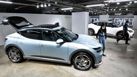 제네시스는 지난 달 30일 서울 강남구 압구정로 한 카페에서 첫 전용 전기차 'GV60(지 브이 식스티)'를 최초 공개했다. 판매 가격은 스탠다드 후륜 모델 5990만원(친환경차 세제혜택 및 개별소비세 3.5% 반영 기준), 스탠다드 사륜 모델 6459만원(19인치 기준), 퍼포먼스 모델 6975만원이다. 사진=서동일 기자