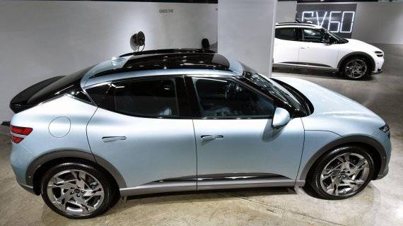 제네시스는 지난 달 30일 서울 강남구 압구정로 한 카페에서 첫 전용 전기차 'GV60(지 브이 식스티)'를 최초 공개했다. 판매 가격은 스탠다드 후륜 모델 5990만원(친환경차 세제혜택 및 개별소비세 3.5% 반영 기준), 스탠다드 사륜 모델 6459만원(19인치 기준), 퍼포먼스 모델 6975만원이다. 사진=서동일 기자