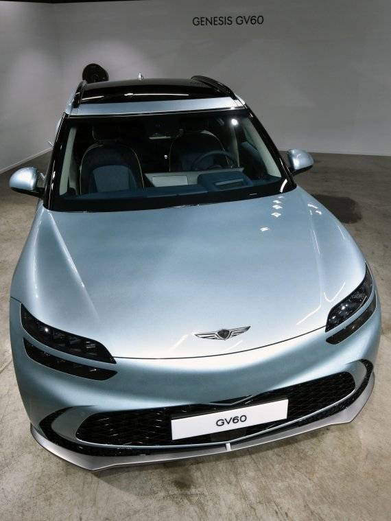 제네시스는 지난 달 30일 서울 강남구 압구정로 한 카페에서 첫 전용 전기차 'GV60(지 브이 식스티)'를 최초 공개했다. 판매 가격은 스탠다드 후륜 모델 5990만원(친환경차 세제혜택 및 개별소비세 3.5% 반영 기준), 스탠다드 사륜 모델 6459만원(19인치 기준), 퍼포먼스 모델 6975만원이다. 사진=서동일 기자