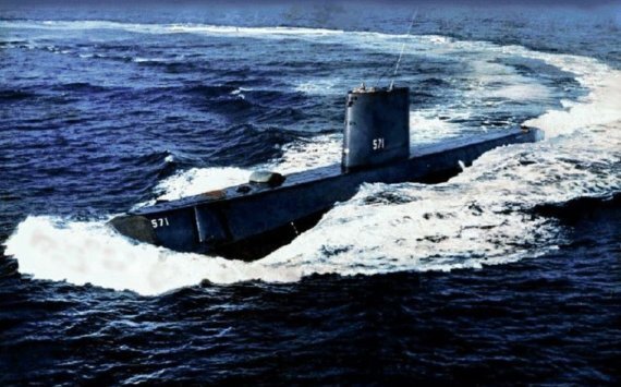 세계 최초의 원자력 핵잠수함 미국 ‘노틸러스’(USS Nautilus, SSN-571)는 원자력 추진 잠수함이다. 1954년 진수, 1955년 1월 17일 항해시작, 1980년 3월 3일 퇴역했다. 앞의 SSN은 미 해군의 함선식별기호(Hull classification symbol)로 핵추진 공격잠수함을 뜻한다. 노틸러스의 함명은 프랑스의 SF작가 쥘 베른의 소설 ‘해저 2만리’와 ‘신비의 섬’에 나오는 가공의 잠수함이다. 본래 라틴어에서 온 말로 ‘앵무조개’를 뜻한다. 이 잠수함엔 2개의 가압수형 원자로가 탑재되었으며, 21형 유보트와 탱급 잠수함과 유사한 선체 구조, 2축 추진체계 등 설계에 있어선 당시의 디젤 잠수함과 큰 차이가 없었다. 하지만 동력원의 차이 덕에 디젤 잠수함과는 비교할 수 없는 수중 항행능력을 갖추었고, 당시엔 마치 수중에서 비행기를 모는 느낌으로 조종할 수 있었다는 평이었다. 지금은 원자로를 떼어내 코네티컷주 그로턴 박물관에 있다. 배수량 수중 4092t, 수상 3533t, 전장 98m, 선폭 8.5m, 흘수 7.9m, 추진기관 S2W 가압수형원자로, 열출력 70MWt, 2개의(1만kW) 증기터빈, 최대속력 23노트(43km/h), 항속거리 무제한, 승무원 장교 13명, 수병 92명, 무장 어뢰관 6개, 함내 거주 및 복지 환경이 동시기 미 해군의 다른 디젤 잠수함보다 훨씬 좋았다고 전해진다. 배 크기가 커져서 공간도 넓어지고 원자로의 넘쳐나는 발전량 덕에 전기 걱정 없이 조수기와 공기청정기(물을 분해해 산소를 생성하고 이산화탄소를 줄인다)를 풀가동해 신선한 물과 공기를 마음껏 마시고 아이스크림 제작기 등 복지시설을 마음껏 가동할 수 있었다. 당시 전후 가토급, 발라오급 등의 미군 잠수함을 체험한 유보트 승조원들은 거주 환경이 비교도 할 수 없이 좋아 돼지우리에서 저택으로 옮겨간 느낌'이었다고 표현했다. 자료=내셔널 인터레스트(national interest)