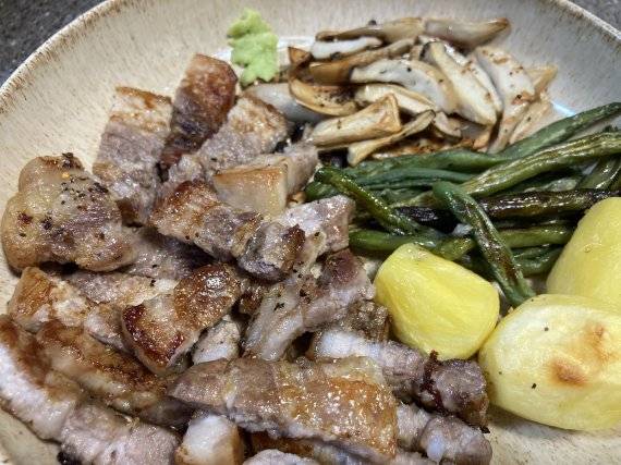 마이셰프에서 나온 큐커 전용 밀키트인 '트러플 벌집 삼겹 스테이크'를 직접 조리해봤다. 사진=김경민 기자