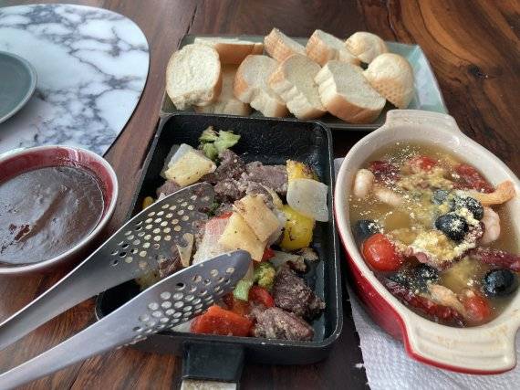 큐커 밀키트로 만들어본 감바스와 찹스테이크. 사진=김경민 기자